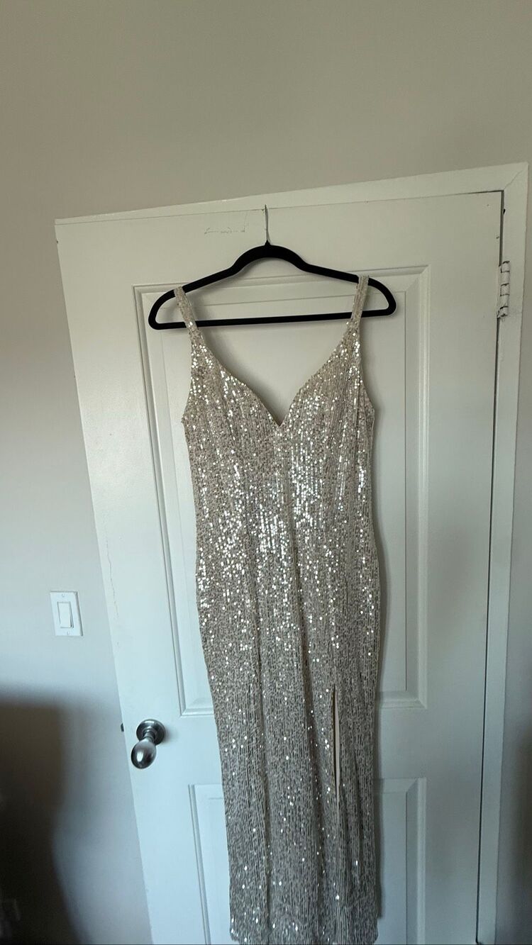 Breathtaking Ieena for Mac Duggal silver sequin formal evening gown in size 8.